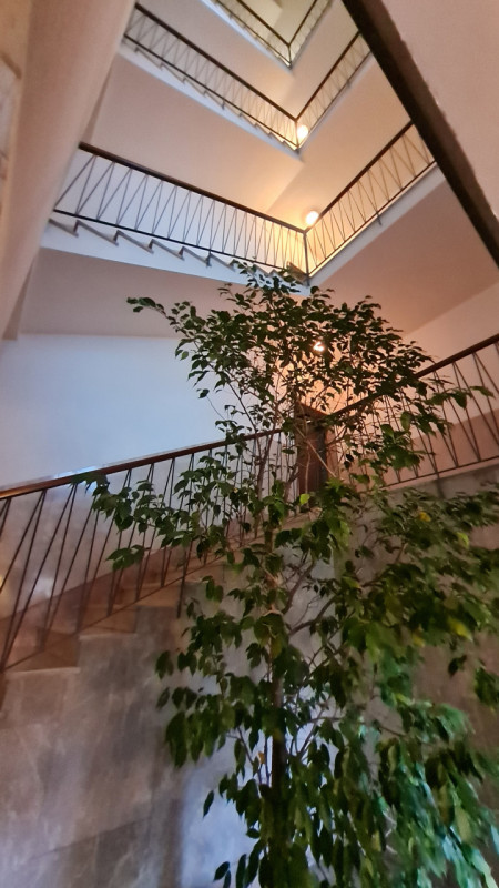 Situato nel cuore del prestigioso quartiere di San Bortolo, vicino all'Ospedale e alle Piscine, p...