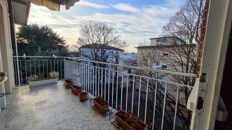 Situato nel cuore del prestigioso quartiere di San Bortolo, vicino all'Ospedale e alle Piscine, p...