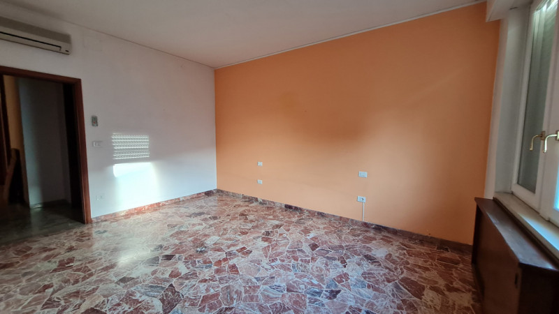 Situato nel cuore del prestigioso quartiere di San Bortolo, vicino all'Ospedale e alle Piscine, p...