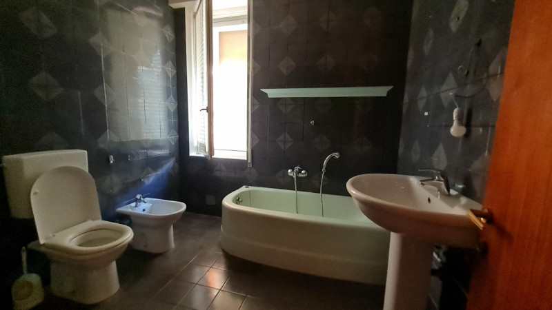 Situato nel cuore del prestigioso quartiere di San Bortolo, vicino all'Ospedale e alle Piscine, p...