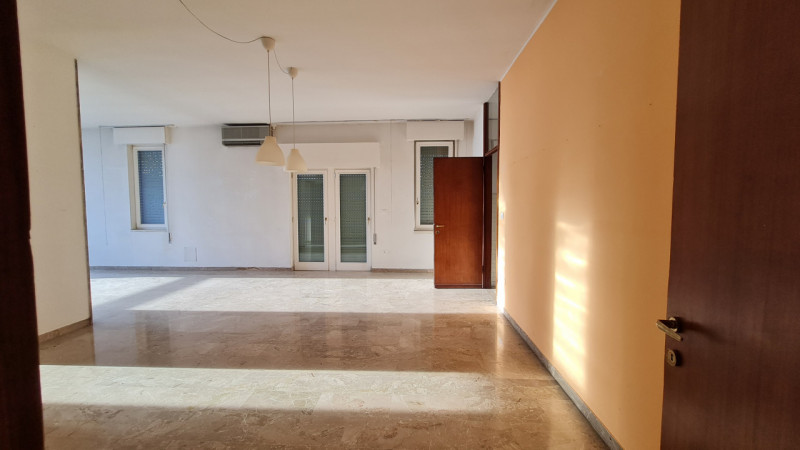 Situato nel cuore del prestigioso quartiere di San Bortolo, vicino all'Ospedale e alle Piscine, p...