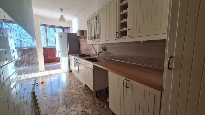 Situato nel cuore del prestigioso quartiere di San Bortolo, vicino all'Ospedale e alle Piscine, p...