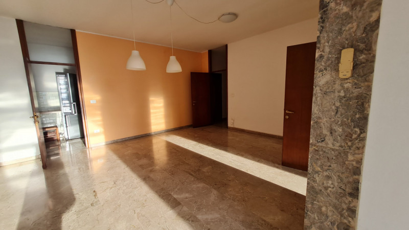 Situato nel cuore del prestigioso quartiere di San Bortolo, vicino all'Ospedale e alle Piscine, p...