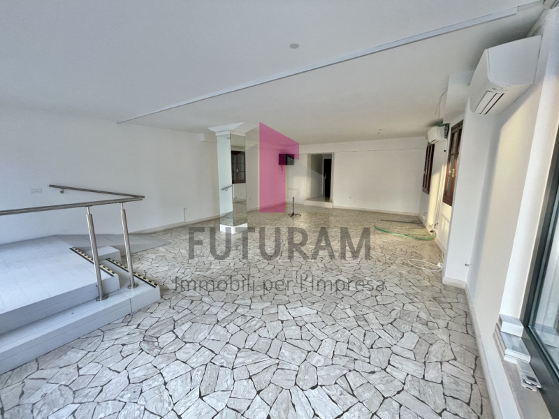 MONTEGALDA  - RIF. 5FIL - PER INFO 0444/310220

Proponiamo in affitto un ampio e luminoso negozio...