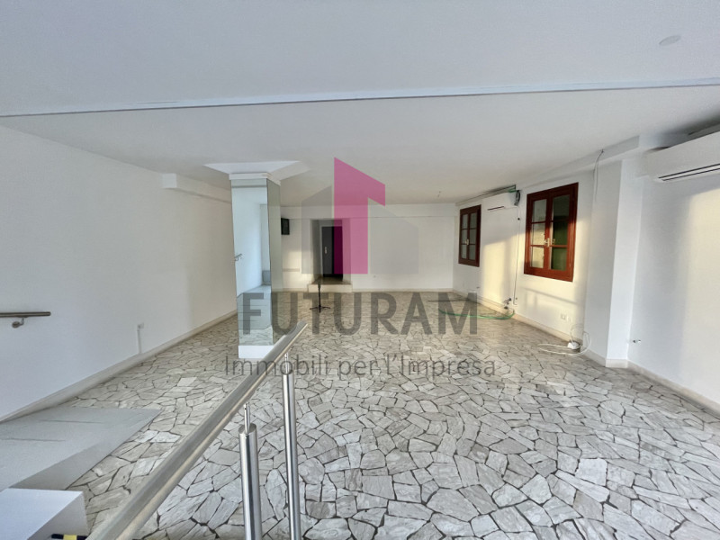 MONTEGALDA  - RIF. 5FIL - PER INFO 0444/310220

Proponiamo in affitto un ampio e luminoso negozio...