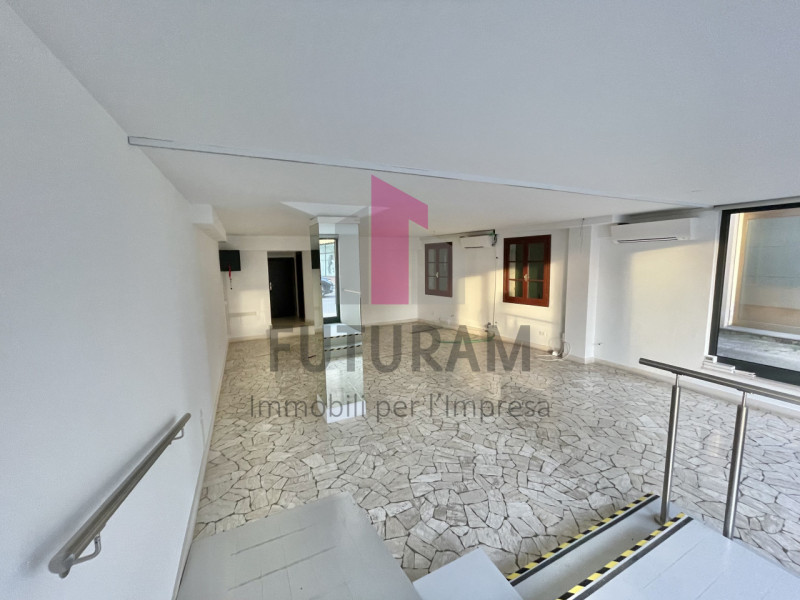 MONTEGALDA  - RIF. 5FIL - PER INFO 0444/310220

Proponiamo in affitto un ampio e luminoso negozio...