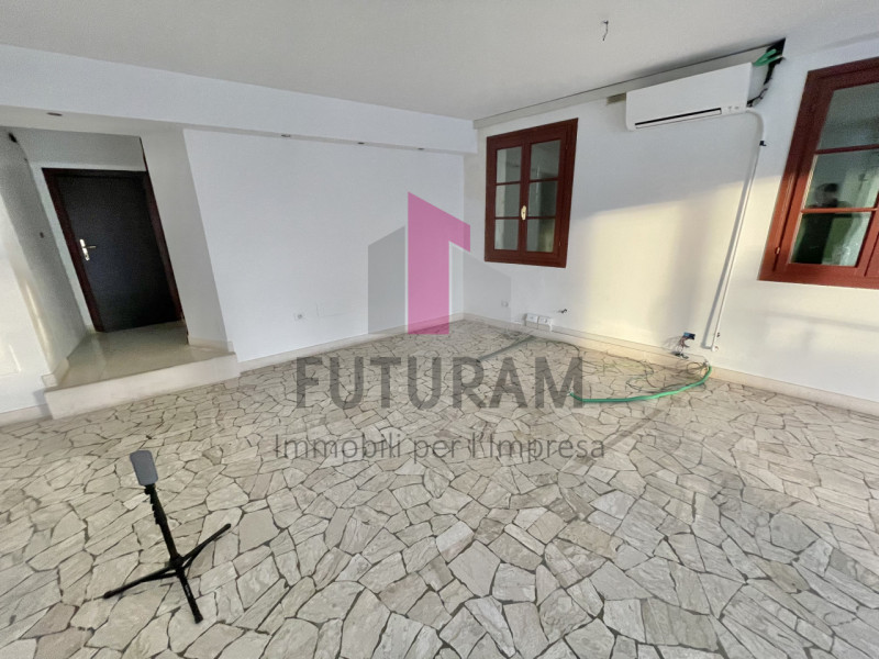 MONTEGALDA  - RIF. 5FIL - PER INFO 0444/310220

Proponiamo in affitto un ampio e luminoso negozio...