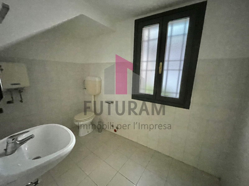 MONTEGALDA  - RIF. 5FIL - PER INFO 0444/310220

Proponiamo in affitto un ampio e luminoso negozio...