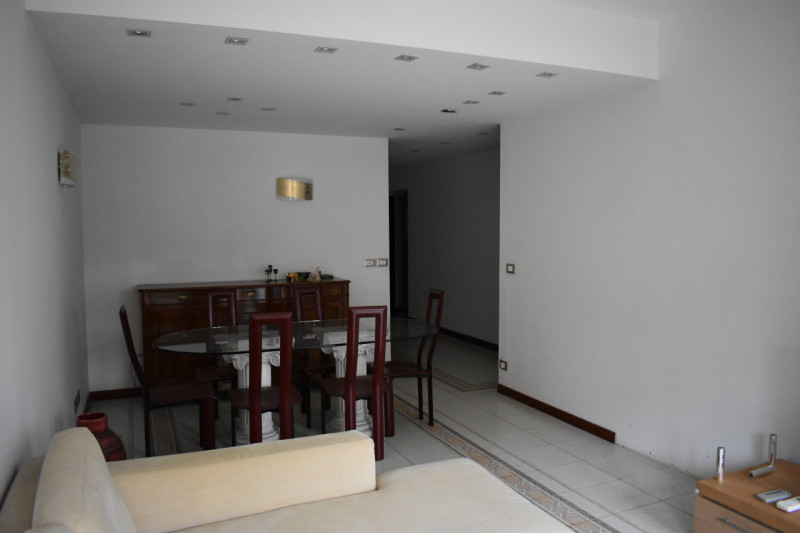 Scopri questo esclusivo appartamento situato al primo piano di un edificio con sole dieci unità, ...