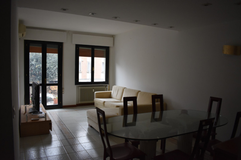 Scopri questo esclusivo appartamento situato al primo piano di un edificio con sole dieci unità, ...