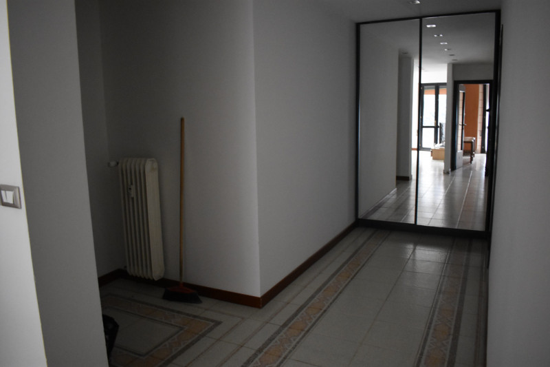 Scopri questo esclusivo appartamento situato al primo piano di un edificio con sole dieci unità, ...