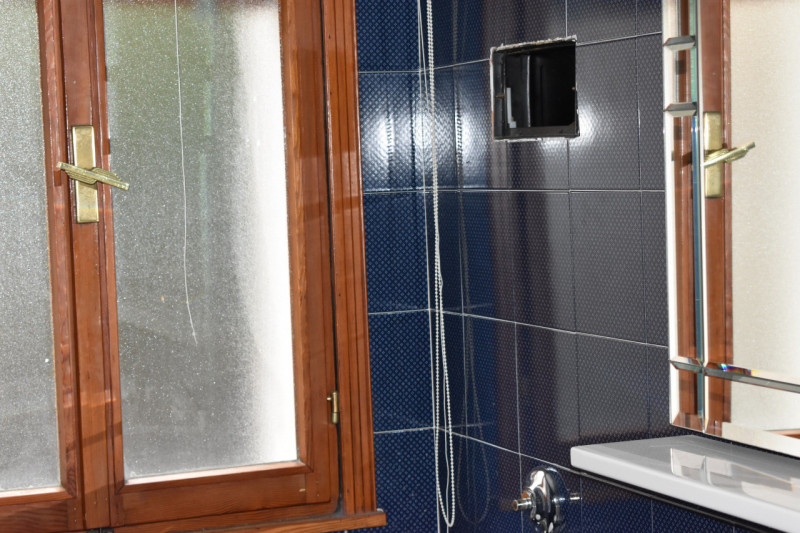 Scopri questo esclusivo appartamento situato al primo piano di un edificio con sole dieci unità, ...