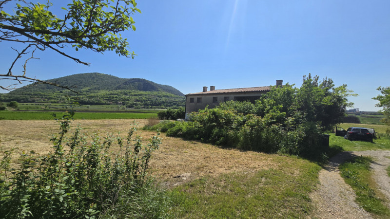 Vendesi immobile singolo allo stato grezzo DA RIPRENDERE A LIVELLO STRUTTURALE, offrendo un’inter...