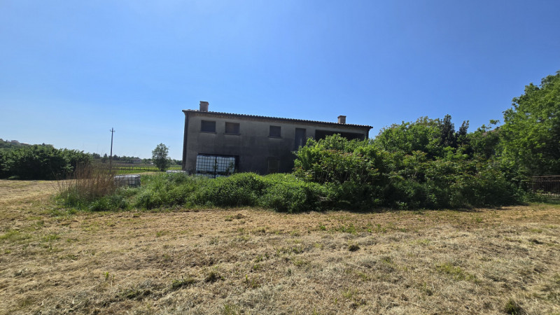 Vendesi immobile singolo allo stato grezzo DA RIPRENDERE A LIVELLO STRUTTURALE, offrendo un’inter...