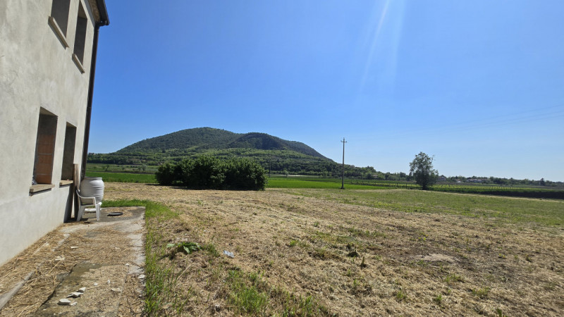 Vendesi immobile singolo allo stato grezzo DA RIPRENDERE A LIVELLO STRUTTURALE, offrendo un’inter...