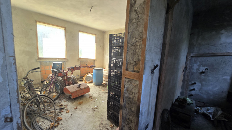 Vendesi immobile singolo allo stato grezzo DA RIPRENDERE A LIVELLO STRUTTURALE, offrendo un’inter...