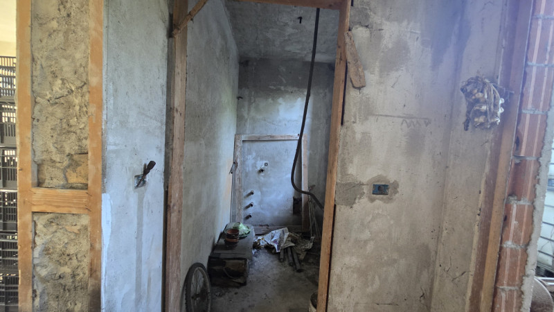 Vendesi immobile singolo allo stato grezzo DA RIPRENDERE A LIVELLO STRUTTURALE, offrendo un’inter...