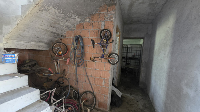 Vendesi immobile singolo allo stato grezzo DA RIPRENDERE A LIVELLO STRUTTURALE, offrendo un’inter...