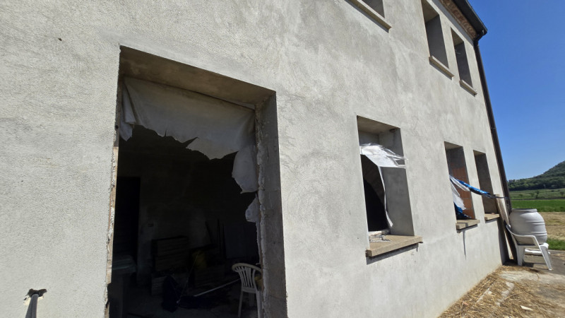 Vendesi immobile singolo allo stato grezzo DA RIPRENDERE A LIVELLO STRUTTURALE, offrendo un’inter...