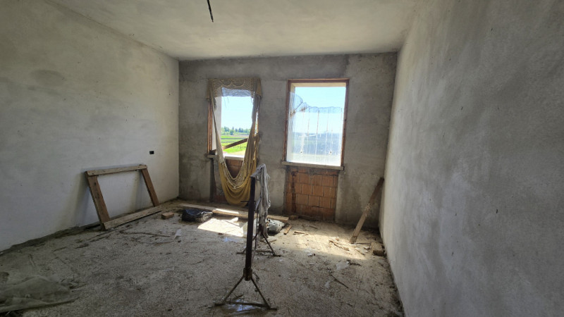 Vendesi immobile singolo allo stato grezzo DA RIPRENDERE A LIVELLO STRUTTURALE, offrendo un’inter...