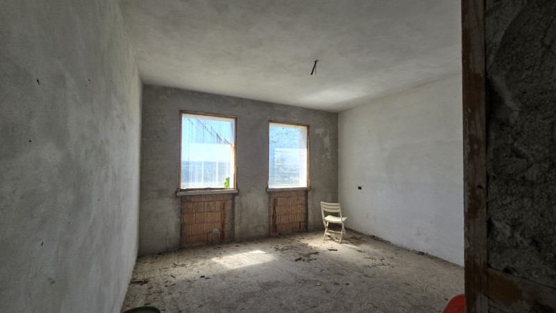 Vendesi immobile singolo allo stato grezzo DA RIPRENDERE A LIVELLO STRUTTURALE, offrendo un’inter...