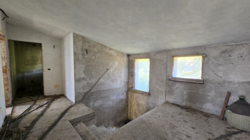 Vendesi immobile singolo allo stato grezzo DA RIPRENDERE A LIVELLO STRUTTURALE, offrendo un’inter...