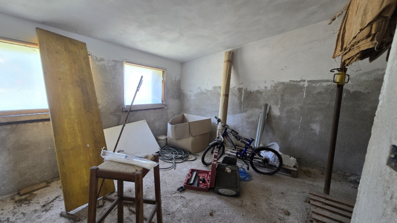 Vendesi immobile singolo allo stato grezzo DA RIPRENDERE A LIVELLO STRUTTURALE, offrendo un’inter...