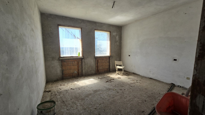 Vendesi immobile singolo allo stato grezzo DA RIPRENDERE A LIVELLO STRUTTURALE, offrendo un’inter...