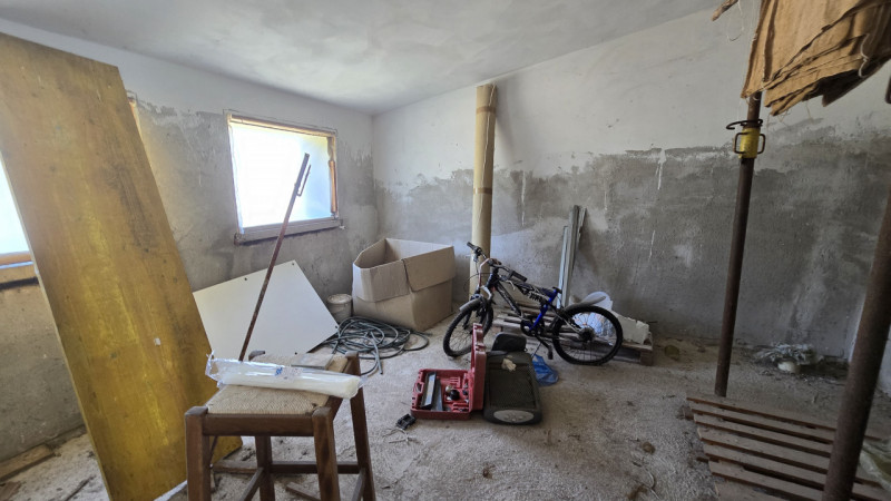 Vendesi immobile singolo allo stato grezzo DA RIPRENDERE A LIVELLO STRUTTURALE, offrendo un’inter...