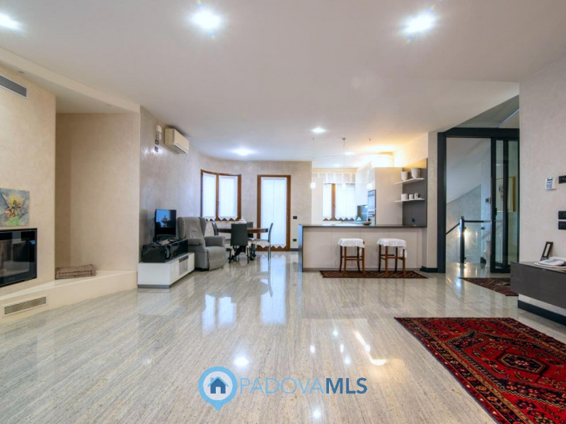 Immobile in esclusiva al Gruppo Padova MLS

In tranquillo quartiere residenziale, villa singola d...