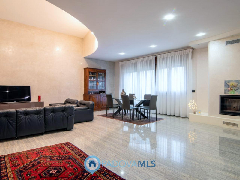 Immobile in esclusiva al Gruppo Padova MLS

In tranquillo quartiere residenziale, villa singola d...
