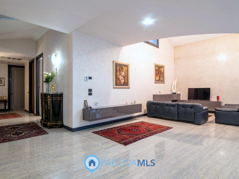 Immobile in esclusiva al Gruppo Padova MLS

In tranquillo quartiere residenziale, villa singola d...