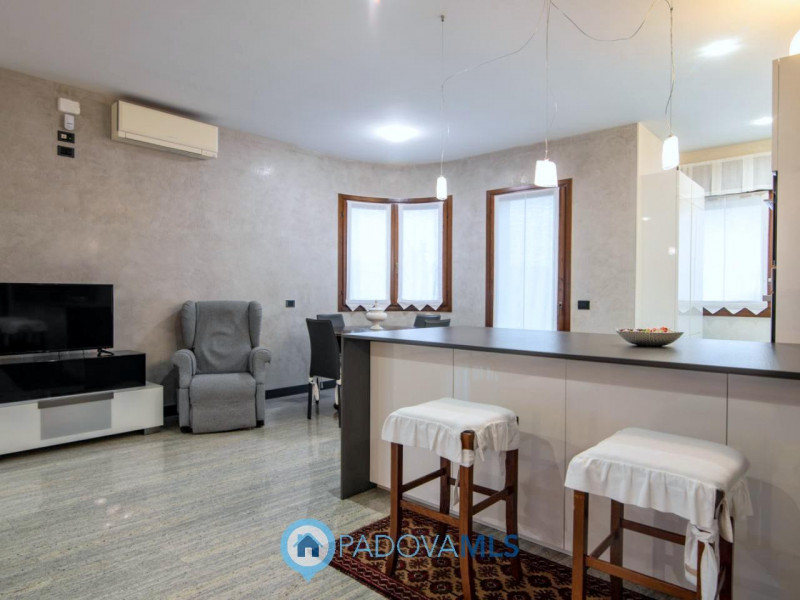 Immobile in esclusiva al Gruppo Padova MLS

In tranquillo quartiere residenziale, villa singola d...