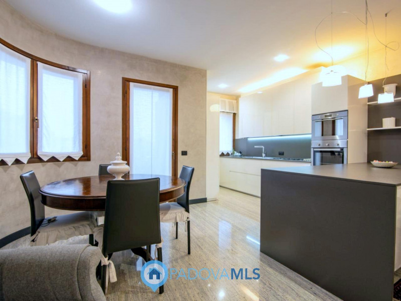 Immobile in esclusiva al Gruppo Padova MLS

In tranquillo quartiere residenziale, villa singola d...