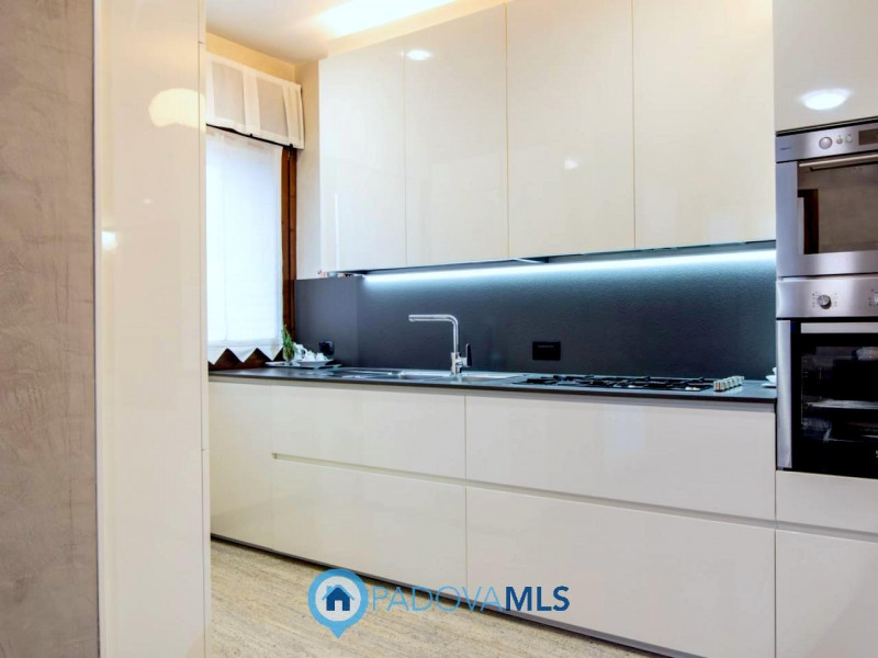 Immobile in esclusiva al Gruppo Padova MLS

In tranquillo quartiere residenziale, villa singola d...