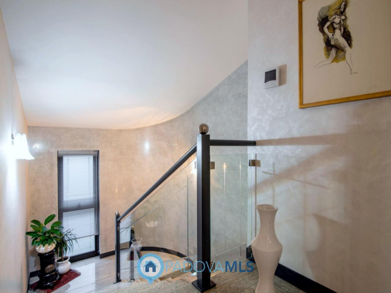 Immobile in esclusiva al Gruppo Padova MLS

In tranquillo quartiere residenziale, villa singola d...