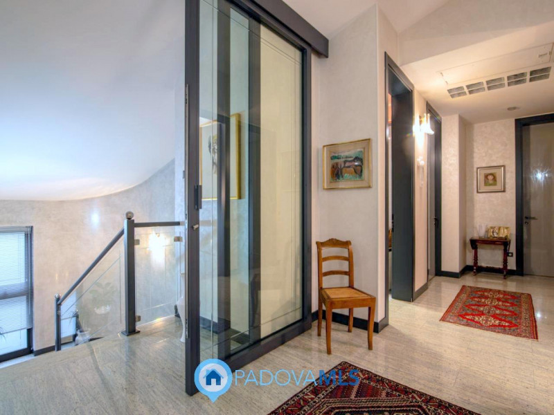 Immobile in esclusiva al Gruppo Padova MLS

In tranquillo quartiere residenziale, villa singola d...