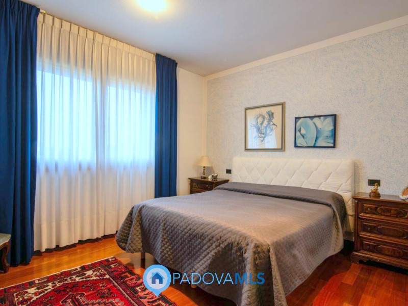 Immobile in esclusiva al Gruppo Padova MLS

In tranquillo quartiere residenziale, villa singola d...