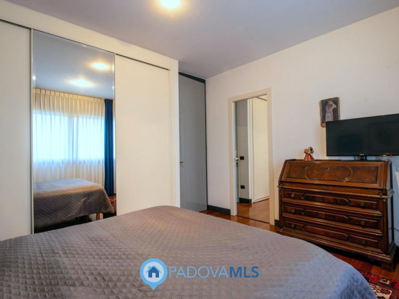 Immobile in esclusiva al Gruppo Padova MLS

In tranquillo quartiere residenziale, villa singola d...