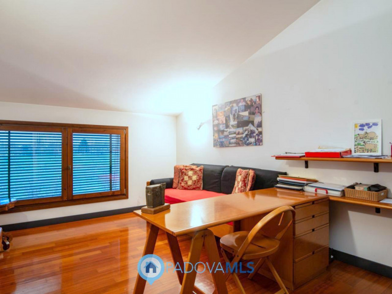 Immobile in esclusiva al Gruppo Padova MLS

In tranquillo quartiere residenziale, villa singola d...