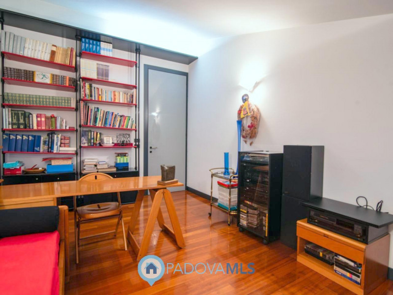 Immobile in esclusiva al Gruppo Padova MLS

In tranquillo quartiere residenziale, villa singola d...