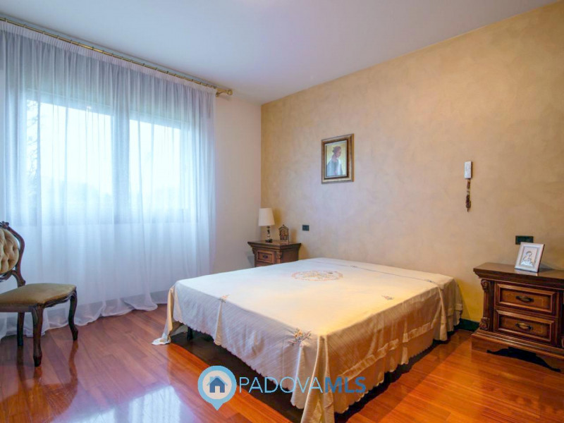 Immobile in esclusiva al Gruppo Padova MLS

In tranquillo quartiere residenziale, villa singola d...