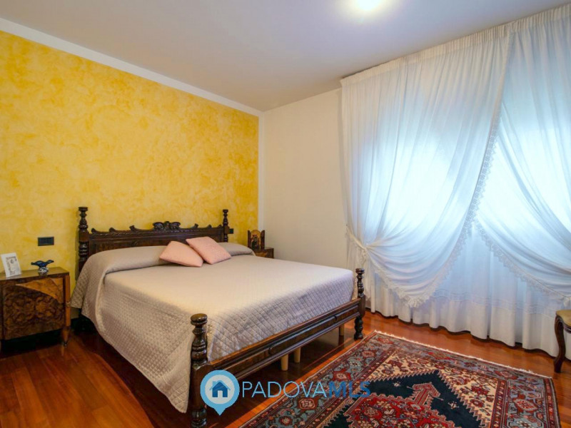 Immobile in esclusiva al Gruppo Padova MLS

In tranquillo quartiere residenziale, villa singola d...