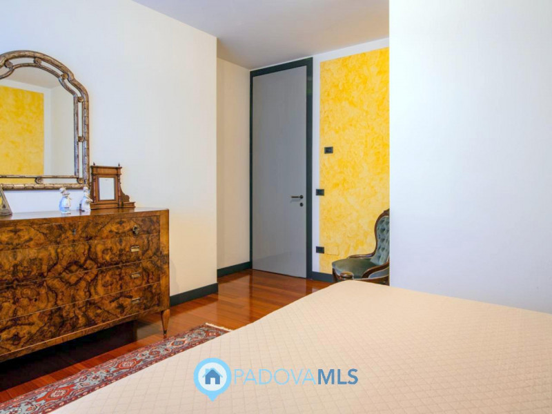 Immobile in esclusiva al Gruppo Padova MLS

In tranquillo quartiere residenziale, villa singola d...