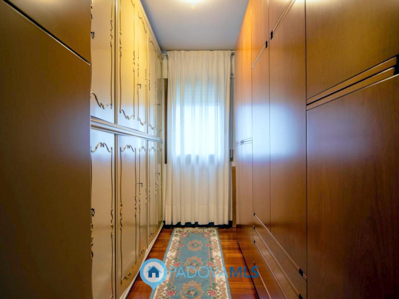 Immobile in esclusiva al Gruppo Padova MLS

In tranquillo quartiere residenziale, villa singola d...