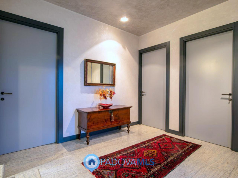 Immobile in esclusiva al Gruppo Padova MLS

In tranquillo quartiere residenziale, villa singola d...