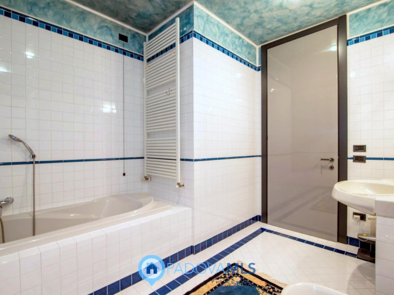 Immobile in esclusiva al Gruppo Padova MLS

In tranquillo quartiere residenziale, villa singola d...