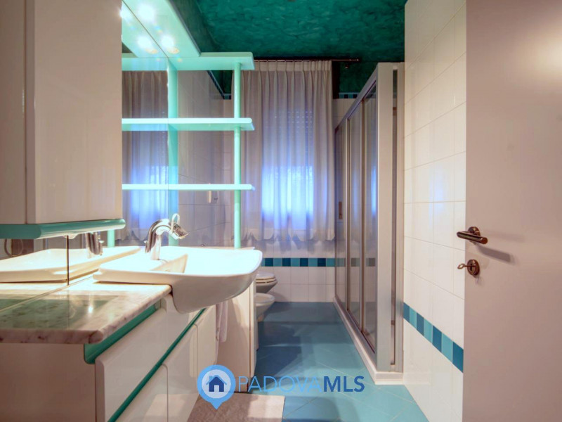 Immobile in esclusiva al Gruppo Padova MLS

In tranquillo quartiere residenziale, villa singola d...