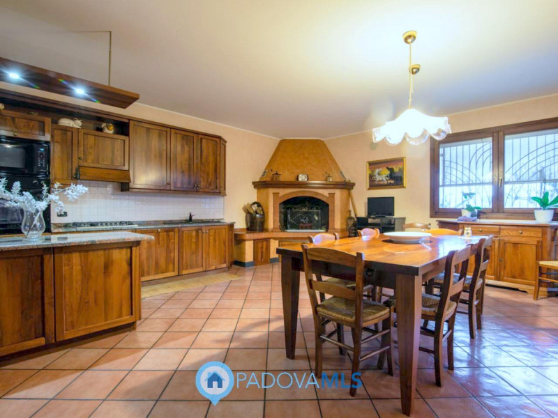 Immobile in esclusiva al Gruppo Padova MLS

In tranquillo quartiere residenziale, villa singola d...