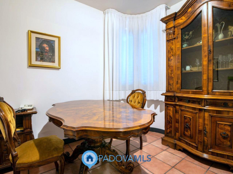 Immobile in esclusiva al Gruppo Padova MLS

In tranquillo quartiere residenziale, villa singola d...
